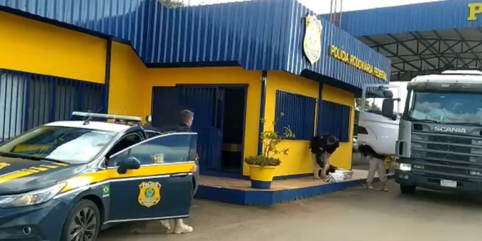 Três paraguaios são presos pela PRF em carreta com carga de dinamite e cocaína na BR-386 em Sarandi