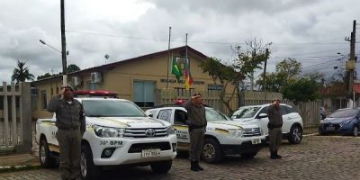 Policiais do 30º Batalhão da Polícia Militar fazem um minuto de silêncio em homenagem a colegas mortos durante o serviço