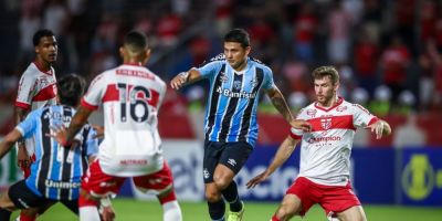 Mesmo com um a mais, Grêmio perde de 2 a 0 para o CRB