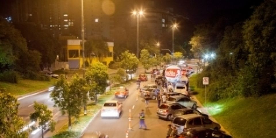 Dirigir com direito suspenso pode gerar cassação da CNH