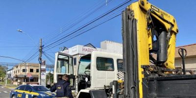 PRF impede furto de caminhão e prende dois criminosos em Canoas