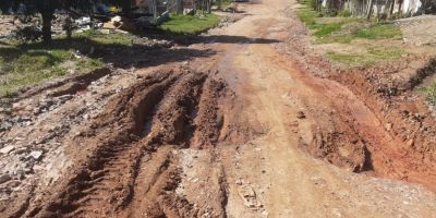 Moradora reclama de rua esburacada no bairro Floresta 