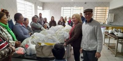 Mais 25 famílias recebem cestas básicas através de projeto promovido por casal de idosos em igreja de Camaquã