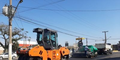 Obra de pavimentação asfáltica segue na Av. José Loureiro da Silva