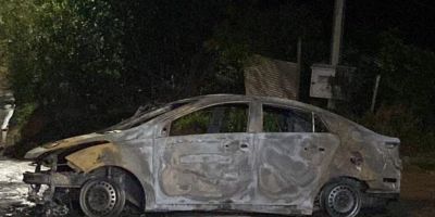 Corpo é encontrado carbonizado dentro de carro em Porto Alegre