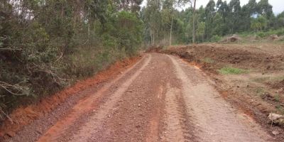 Trabalhos de recuperação de estradas na localidade de Zona dos Lopes em Dom Feliciano 