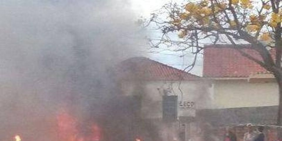 Carro pega fogo na Av. Jango Castro em Camaquã