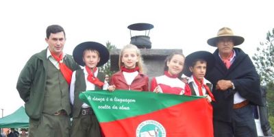 Escola Rui Barbosa presente na distribuição da Chama Crioula, em Chuí