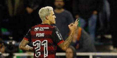 Flamengo goleia Vélez e fica perto da final da Libertadores