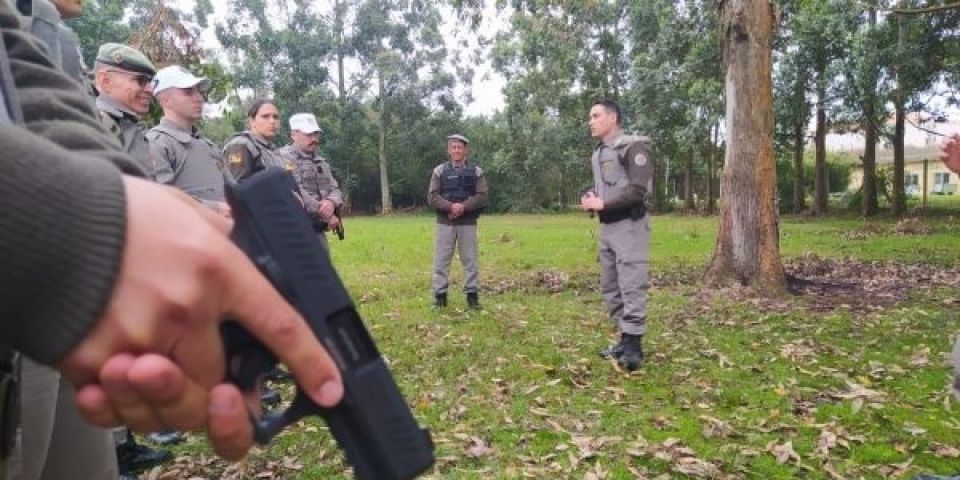 Policiais do 30º BPM recebem instrução de tiro com nova pistola em Camaquã