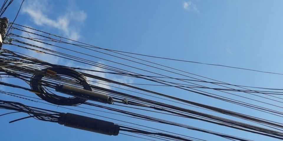Pedido que empresas de telefonia retirem fios excedentes em postes é protocolado na Câmara