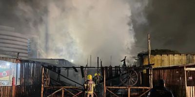 Incêndio destrói piquetes no Acampamento Farroupilha, em Porto Alegre