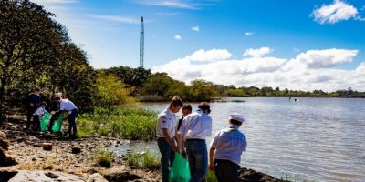 Projeto Nadando Pelos Cartões Postais realiza limpeza da orla do Lago Guaíba 