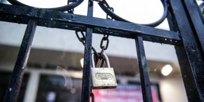 Apesar de ameaça de corte do ponto, greve afeta escolas e delegacias no RS