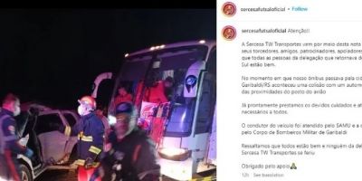 Duas pessoas ficam gravemente feridas em acidente entre carro e ônibus com time de futsal no RS