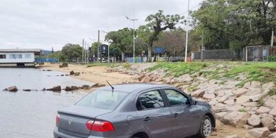 Carro é abandonado na beira da praia no bairro Ipanema, em Porto Alegre