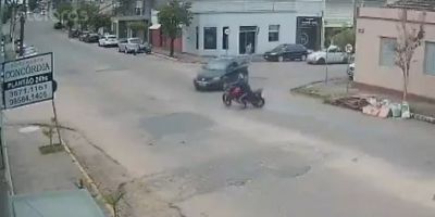 Carro e moto colidem no centro de Camaquã