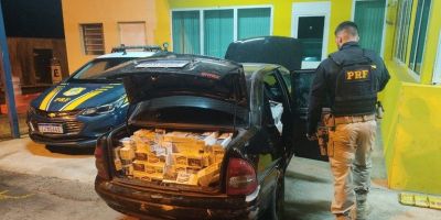 PRF apreende dois carros carregados de cigarros paraguaios em Santa Maria