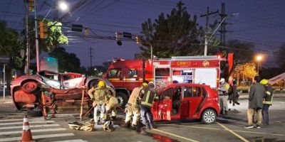 Carro fica preso a poste de semáforo após colisão em Porto Alegre