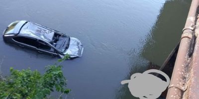 Mulher perde o controle do carro, cai de ponte e morre no interior do RS