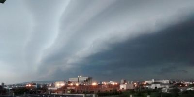 Temporal deixa ao menos 60 mil clientes sem luz no RS