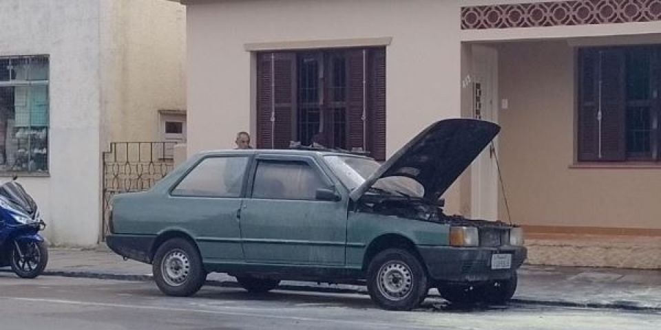 Veículo incendeia no centro de Camaquã
