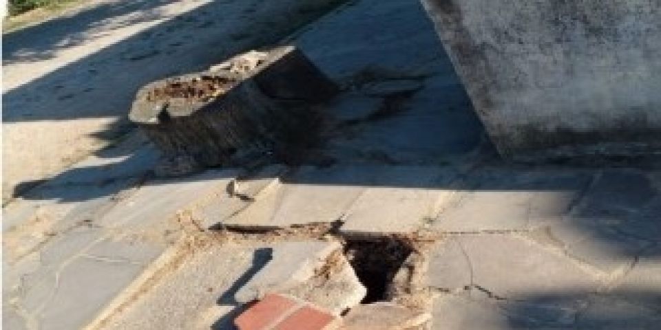 Condições de calçada na Rua Alice Padilha coloca pedestres em risco em Camaquã