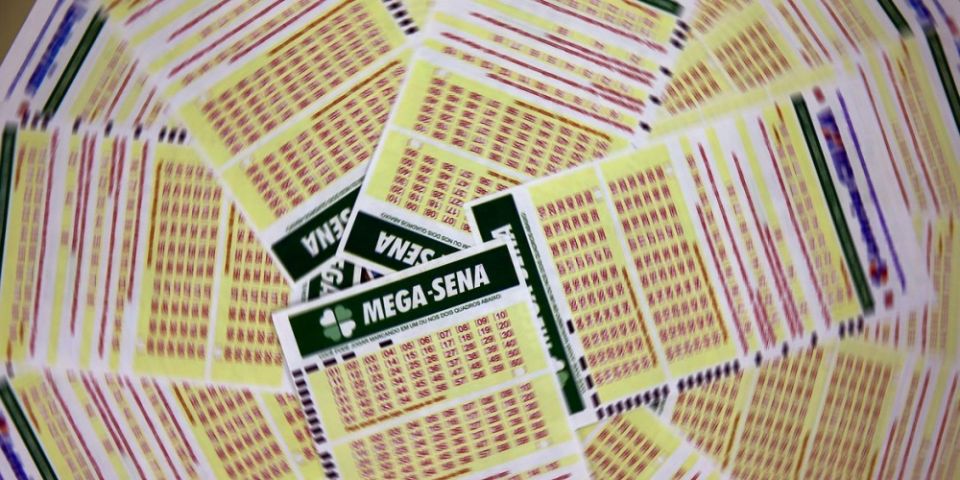Nenhum apostador acerta Mega-Sena e prêmio acumula em R$ 17 milhões