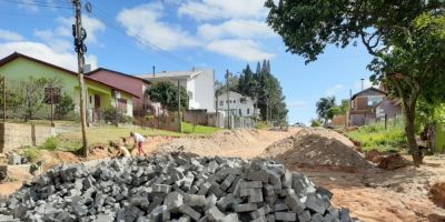 Secretaria da Infraestrutura inicia calçamento na rua Sete de Setembro em Camaquã