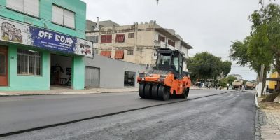 Última camada de asfalto começa a ser aplicada na rua Antônio José Centeno em Camaquã