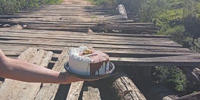 Moradora de Canguçu faz bolo e “celebra” aniversário de estragos em ponte do interior 