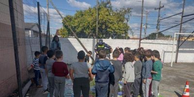 Divisão de Trânsito de Camaquã realiza atividade de conscientização com crianças da Escola Manoel da Silva Pacheco