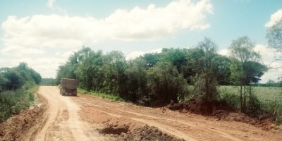 Secretaria dos Transportes realiza colocação de canos em trecho da estrada do Bonito em Camaquã