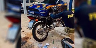 PRF prende traficante com quase 6 kg de cocaína escondidos em moto em Bento Gonçalves