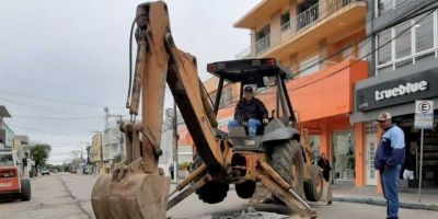 Trânsito está bloqueado na Rua Júlio de Castilhos no centro de Camaquã