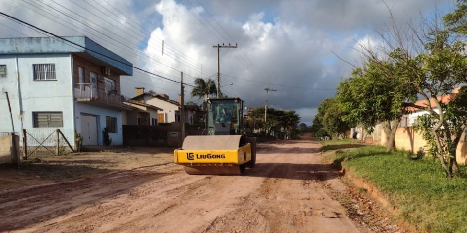 Rua recebe cascalhamento no bairro Carvalho Bastos em Camaquã