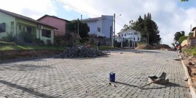 Seguem as obras de pavimentação em trecho da Rua Sete de Setembro em Camaquã