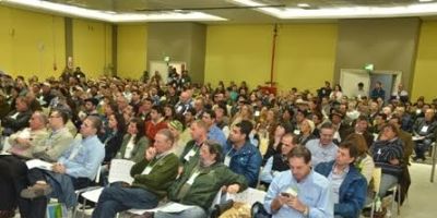 Produtoresde leite de Camaquã participam de encontro em Pelotas