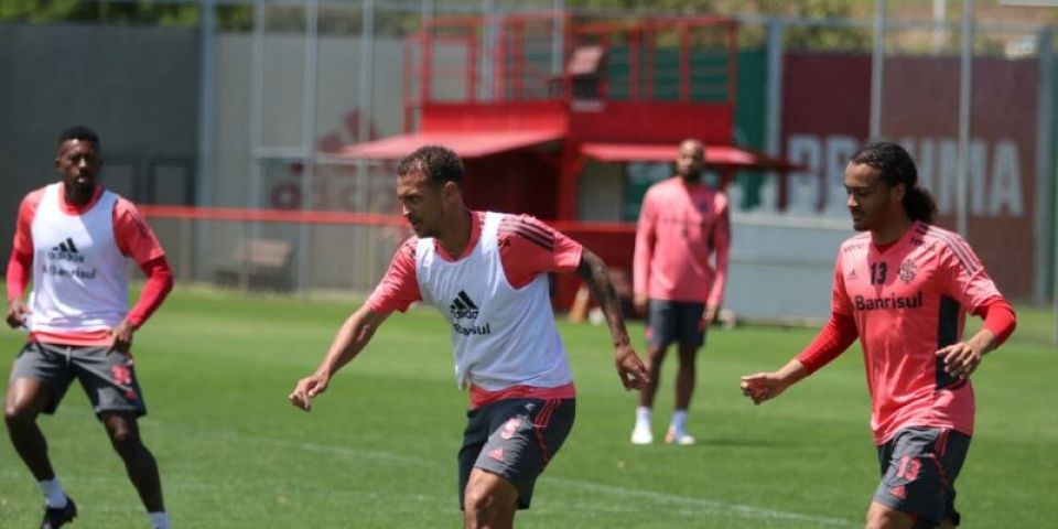 Inter enfrenta o Coritiba neste domingo para seguir na perseguição ao Palmeiras