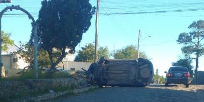 FOTOS: veículo tomba após atingir estrutura do entorno de praça em Camaquã