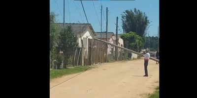 Poste tomba, interdita rua e deixa moradores sem luz no Banhado do Meio em Camaquã