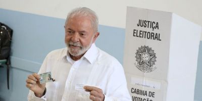 Após votar, Lula diz estar certo de que seu projeto será o escolhido