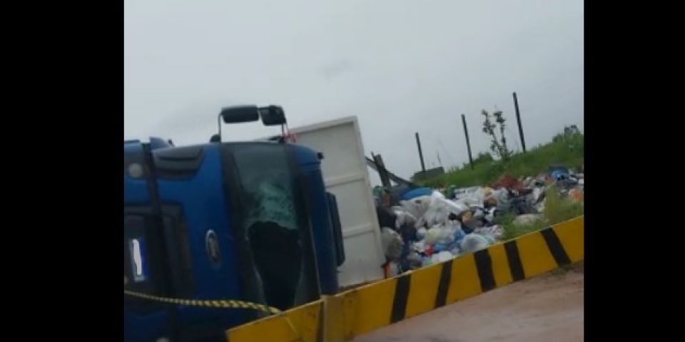 Caminhão carregado com lixo tomba na estrada do Palanque em Cristal