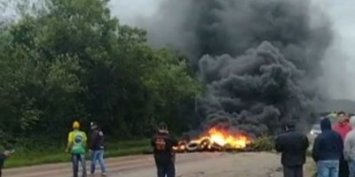 Contrários ao resultado das urnas, manifestantes bloqueiam BR-116, na esquina de Tapes