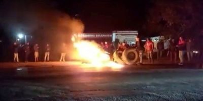 Pessoas contrárias ao resultado das urnas fazem manifestação na BR-116 em Camaquã