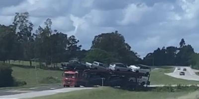 Caminhão-cegonha sai da pista na BR-116 em Camaquã