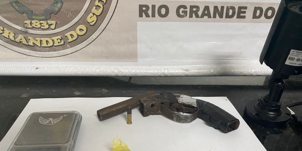 Jovem é presa por porte ilegal de arma e tráfico de drogas em Camaquã