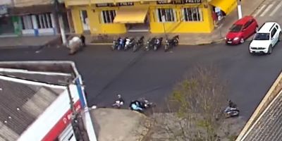 Duas pessoas ficam feridas após colisão entre motocicletas no centro de Camaquã