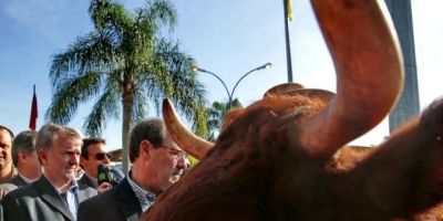 "Os servidores merecem uma explicação, mas hoje o assunto é Expointer", diz Sartori