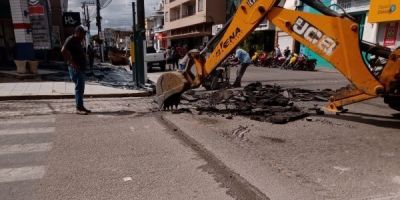 Sinaleira da Esquina Democrática está parcialmente bloqueada no centro de Camaquã